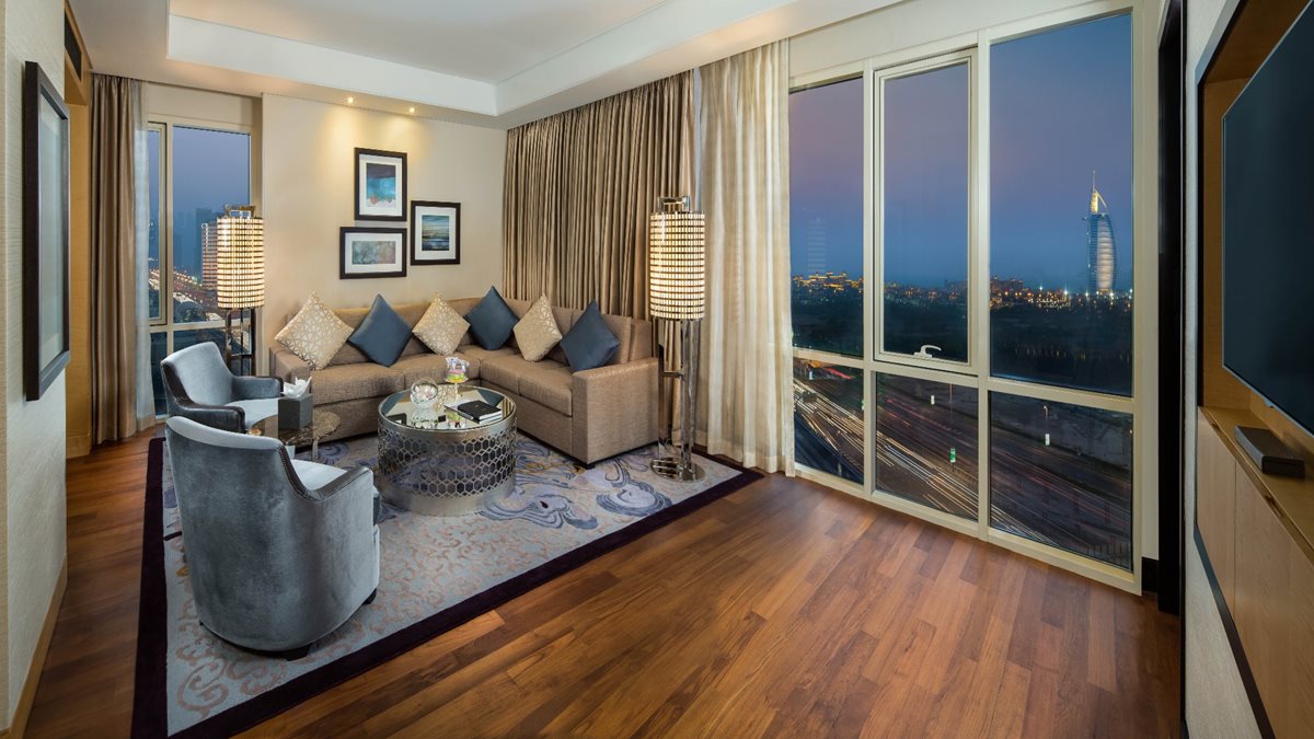 corner-suite-lounge-area-min.jpg